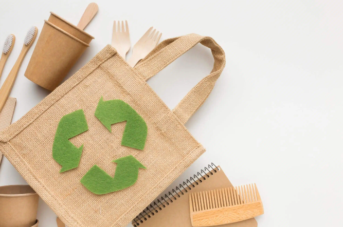 Miljøvennlige produkter med resirkulerbar handleveske og trebestikk